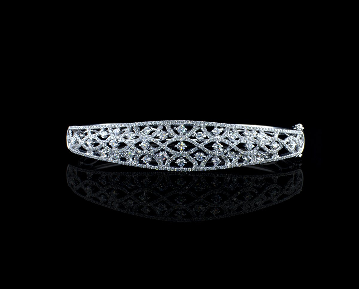 Loose diamonds and gemstones selected by hand