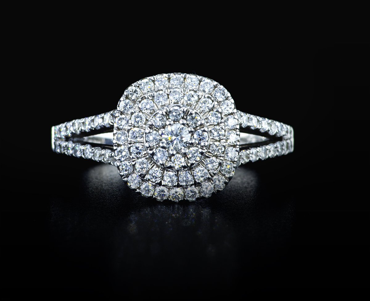 Diamond halo engagement ring